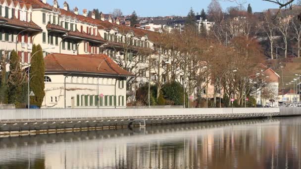 Hus längs floden aare — Stockvideo