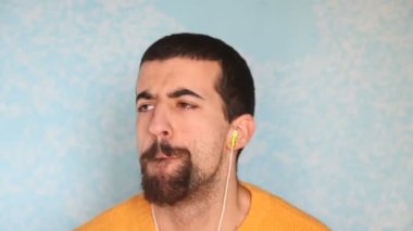 Adam müzik dinliyor.