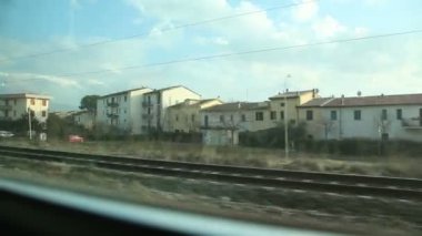 Tren penceresinden bakan