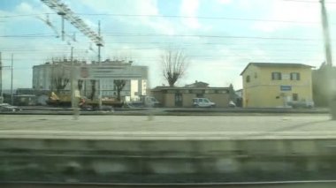 Tren penceresinden bakan