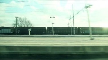 Tren penceresinden bakan