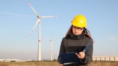 Gözlüklü kadın mühendis