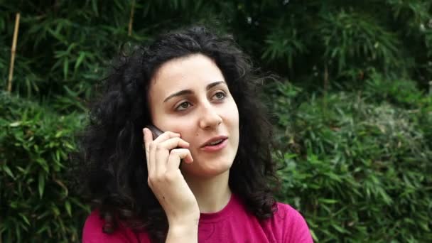 Mladá žena mluví na mobil — Stock video