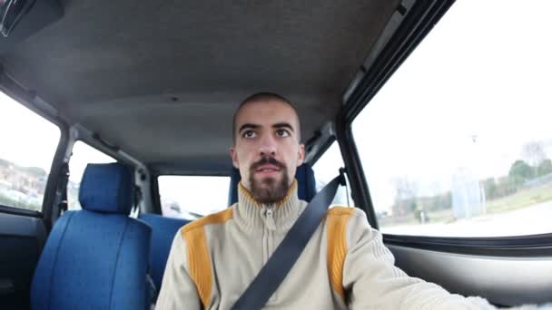 Homme conduisant une voiture — Video