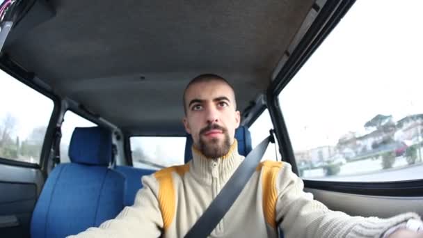 Homme conduisant une voiture — Video