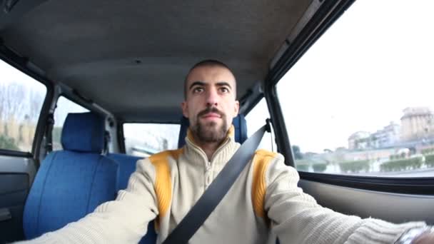 Homme conduisant une voiture — Video