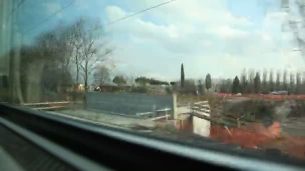 電車の窓から外を見てください。 — ストック動画