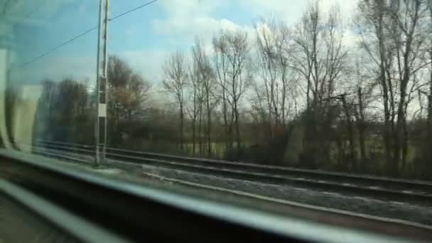 Guardando fuori dalla finestra del treno — Video Stock