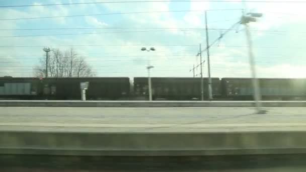 Mirando desde la ventana del tren — Vídeo de stock