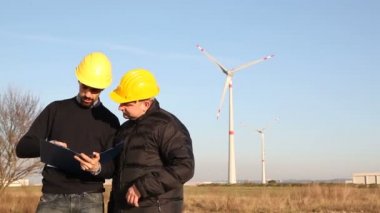 iki mühendis klasör arıyor