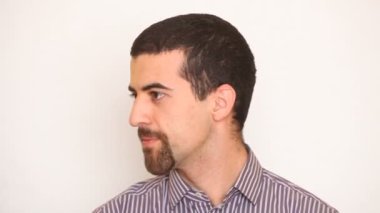 Adam baş parmağını gösteriyor.