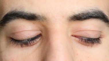 adam dönüm gözler