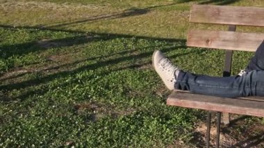 kadın parkta bir bankta yalan