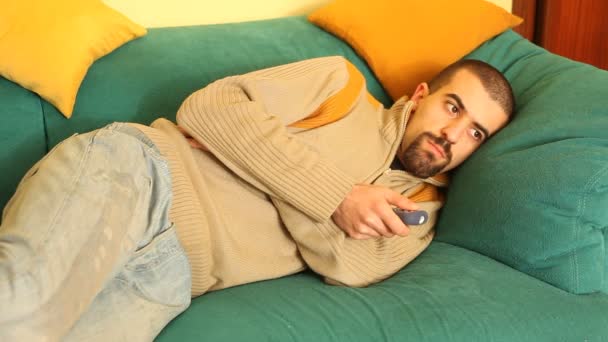 Mann gelangweilt auf Sofa — Stockvideo