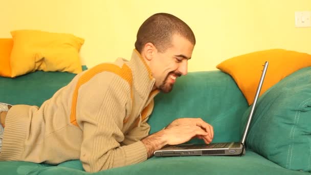 Hombre usando la computadora en casa — Vídeo de stock