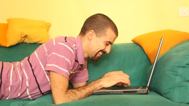 Homme bavarder avec ordinateur portable — Video