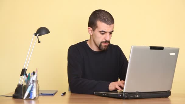 Hombre reflexivo usando la computadora — Vídeo de stock