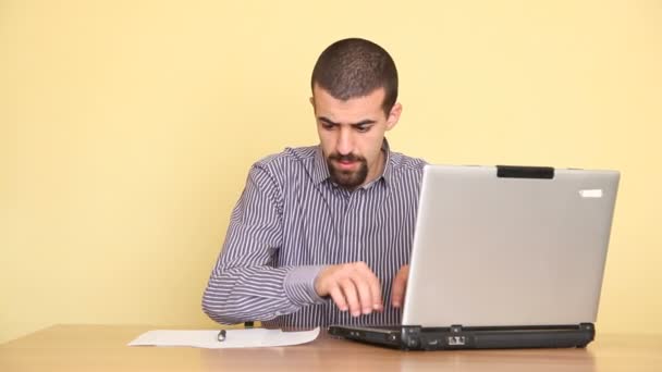 Hombre insatisfecho usando la computadora — Vídeo de stock