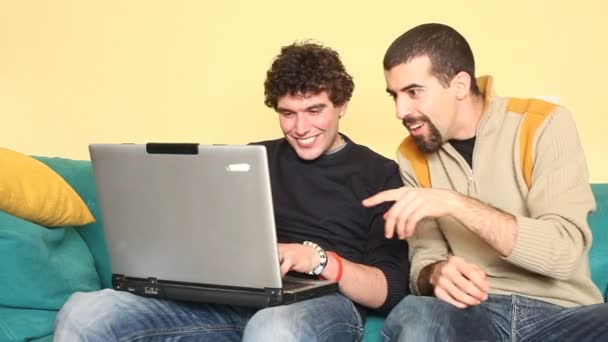 El hombre y su amigo mirando y sonriendo a la computadora — Vídeo de stock