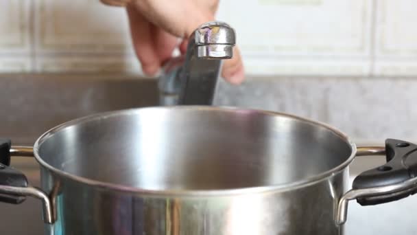 Stromend water uit de kraan naar pot — Stockvideo