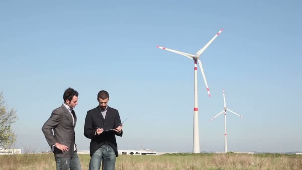 Ingenieros frente a turbina eólica para generación de energía — Vídeo de stock