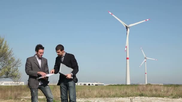 Ingegneri di fronte alla turbina eolica per la generazione di energia — Video Stock
