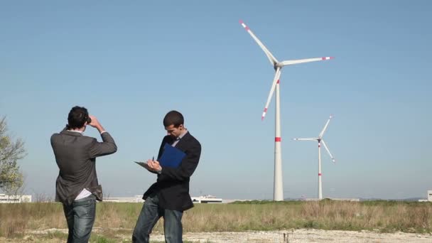 Ingenieros frente a turbina eólica para generación de energía — Vídeo de stock