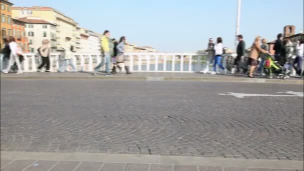 Люди на мосту — стокове відео