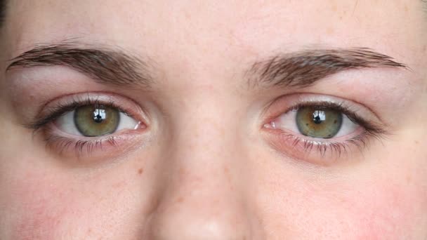 Yeux de jeune femme 