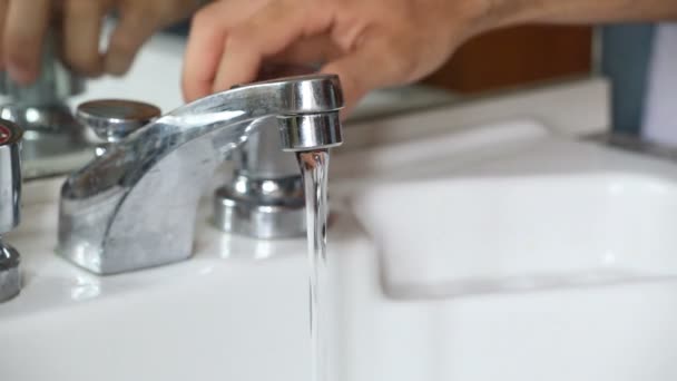 Hombre agua potable del grifo — Vídeos de Stock