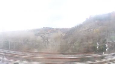 Dağlı ve nehirli manzara