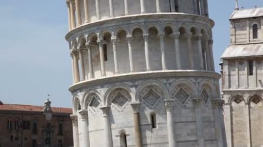 leaning tower yakınındaki ziyaretçi