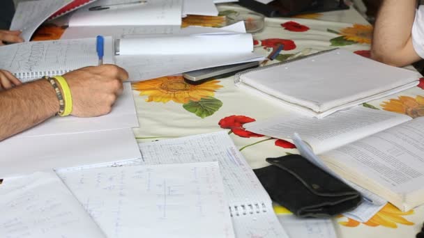 Meninos Estudando com Livros na Mesa — Vídeo de Stock