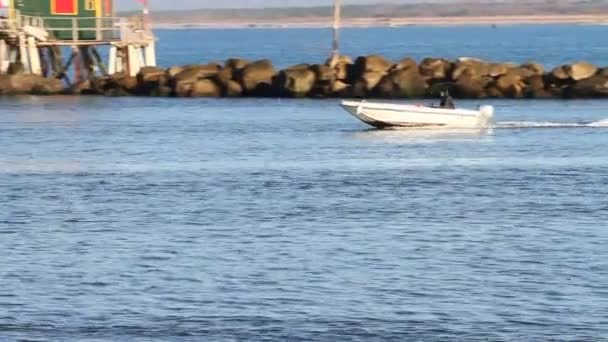 Pescador no mar — Vídeo de Stock