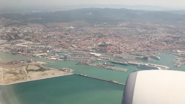 Avião se aproximando do aeroporto — Vídeo de Stock