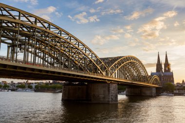 Köln Katedrali ve köprü