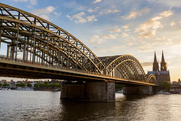 Kölner Dom und Brücke — Stockfoto