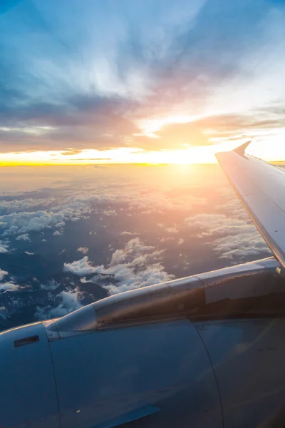 Puesta de sol a través de ventana del avión — Foto de Stock