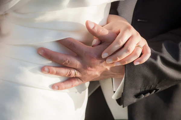 Novia y novio con anillos de boda — Foto de Stock