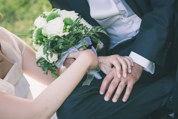 Bruden och brudgummen med vigselringar — Stockfoto