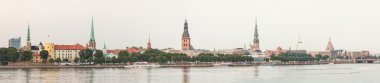 gün batımında Riga manzarası
