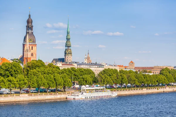 Güneşli bir günde Riga manzarası — Stok fotoğraf