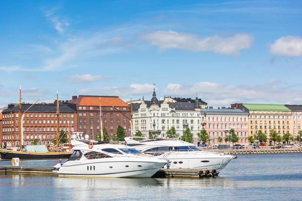 Yachter och byggnader i Helsingfors — Stockfoto