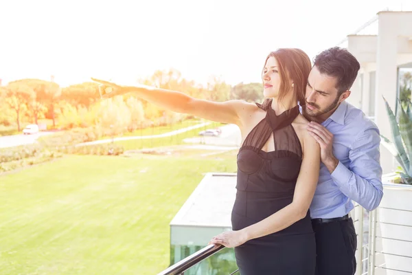 Beau élégant jeune couple en plein air — Photo