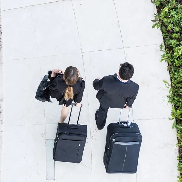 Gente d'affari che cammina con borsa del carrello, vista aerea — Foto Stock