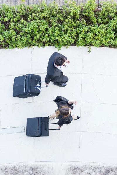 Hommes D'affaires Marchant Avec Sac De Chariot, Vue Aérienne — Photo