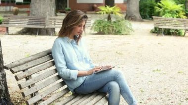 genç kadın dijital tablet açık kullanma