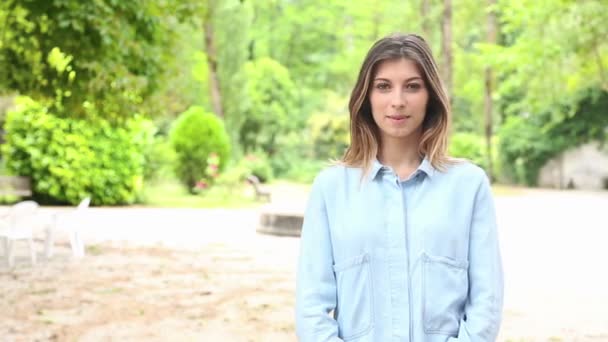 Fiatal nő nézett kültéri kamera — Stock videók