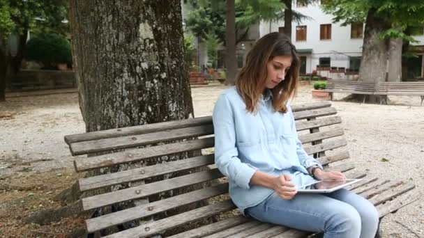 Femme utilisant une tablette numérique extérieure — Video