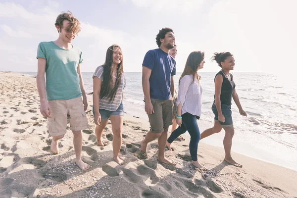 Grupo Multiracial de Amigos Caminhando na Praia — Fotografia de Stock